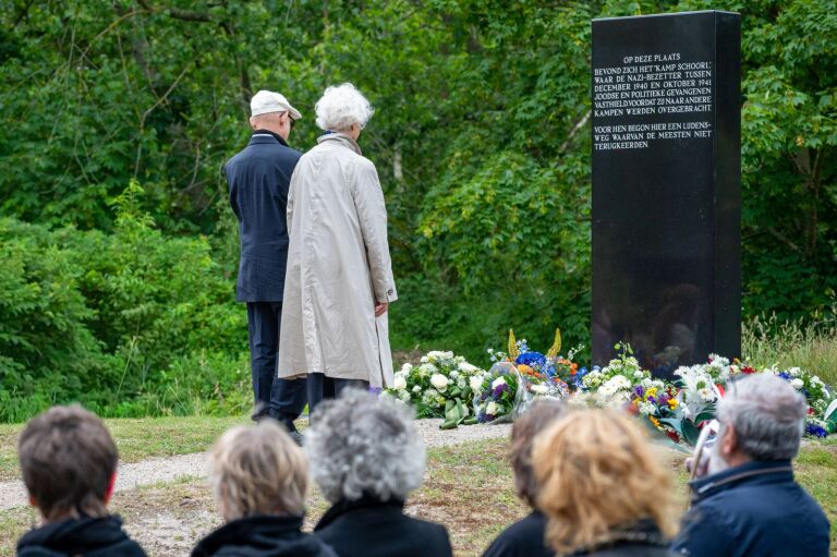 Plechtige herdenking Kamp Schoorl: “Verhalen blijven doorgeven aan nieuwe generaties”