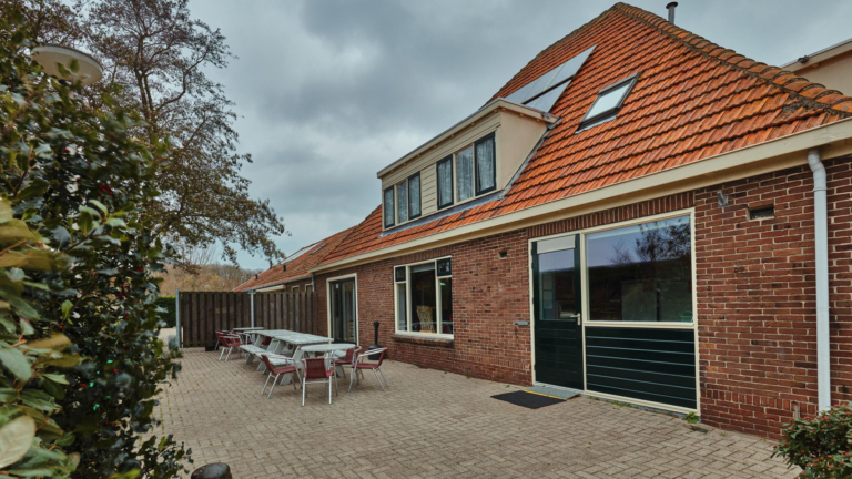 Verhuizing jonge vluchtelingen naar De Rijp na asbestproblemen in Egmond-Binnen