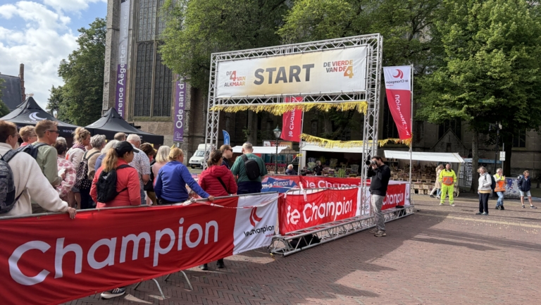 Gouden speldje brengt wandelaars samen tijdens slotdag De 4 van Alkmaar: “Verlaagt de drempel”
