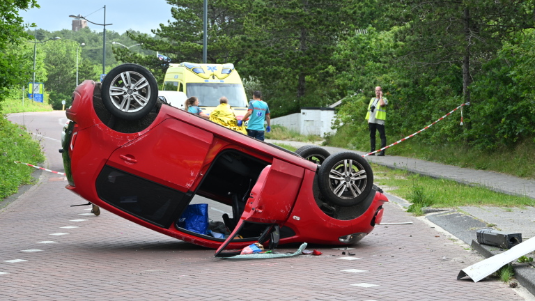 Auto slaat over de kop op Zeeweg in Bergen