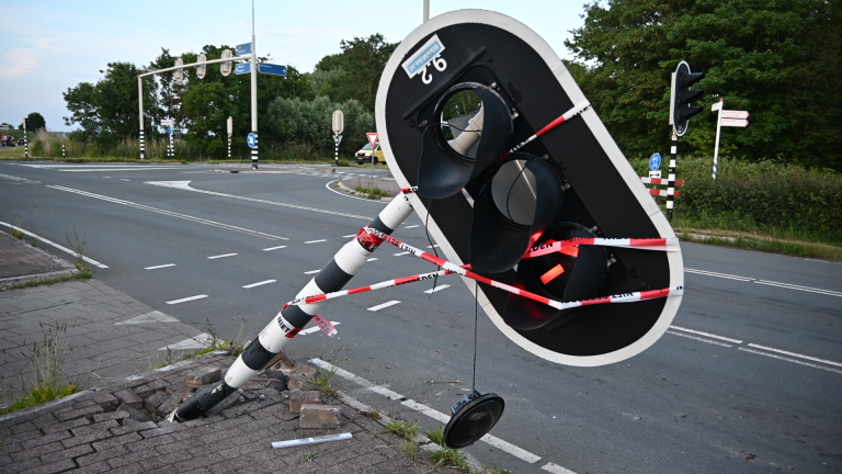 Automobilist vlucht na aanrijding met verkeerslicht in Egmond aan den Hoef
