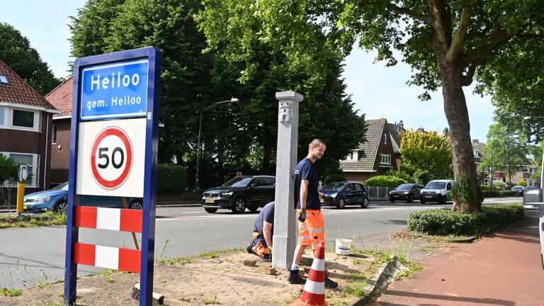 Terug van weggeweest: grenspaal uit 1921 markeert weer waar Alkmaar ophoudt en Heiloo begint