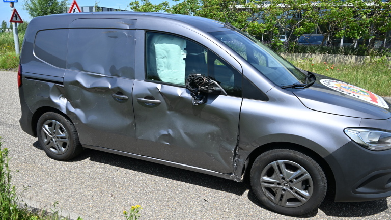 Scooterrijdster botst hard tegen bestelauto op kruising Droogmakerij met fietspad