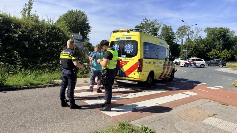 Automobilist laat gewonde fietsster achter op rotonde Oostertocht