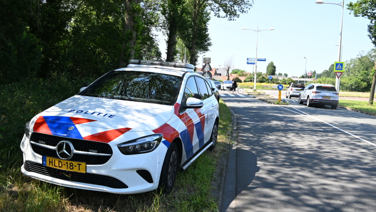 Fietser zwaargewond bij aanrijding op beruchte Alkmaarse rotonde, politie verricht aanhouding