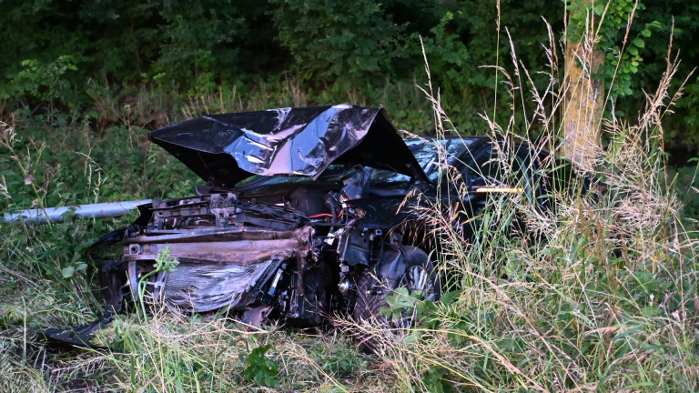 Automobilist rijdt lantaarnpaal uit de grond en belandt in sloot naast N242 Alkmaar