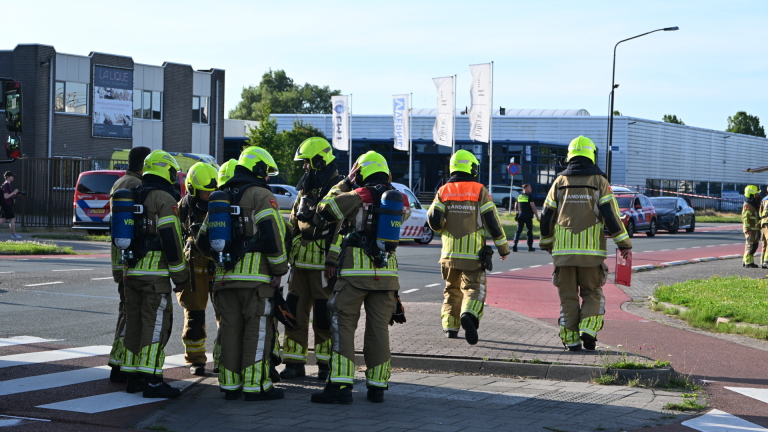 Grootschalige inzet bij brand op dak van bedrijfspand in Heerhugowaard