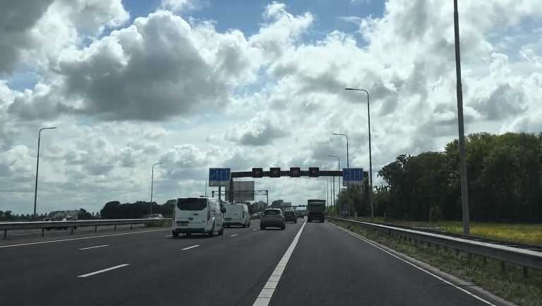 A9 nu een week klaar – tóch blijft het langzaam rijden: “Onvoldoende stroefheid”