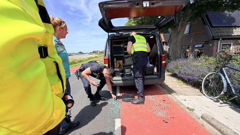 Fietser ernstig gewond na botsing tegen stilstaande bedrijfsbus op Kanaaldijk