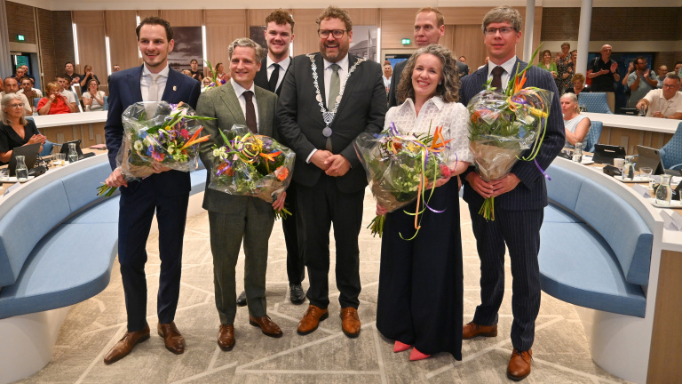 Nieuw college Dijk en Waard geïnstalleerd, oppositie typeert coalitieakkoord als ‘kinderavonturenboek’