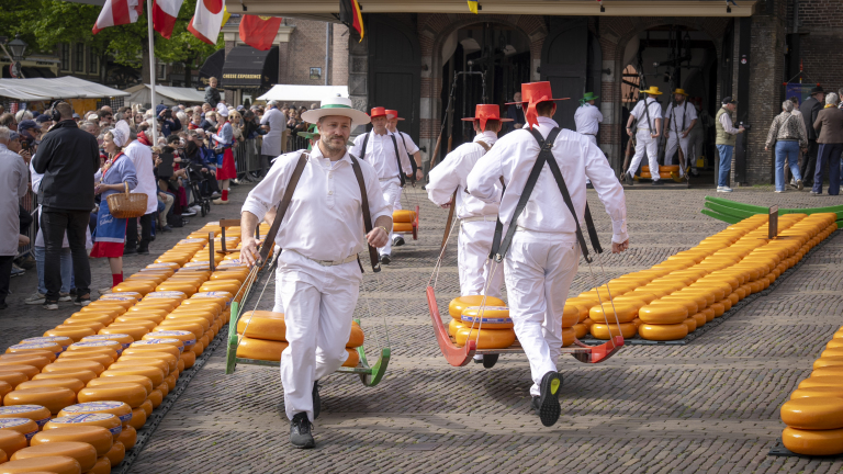 Kaasmarkt Alkmaar vrijdag afgelast wegens hitte: “Inkorten niet verantwoord”