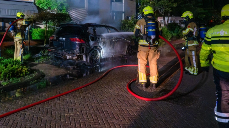 Autobrand in Bergen: hitte beschadigt ook twee geparkeerde auto’s
