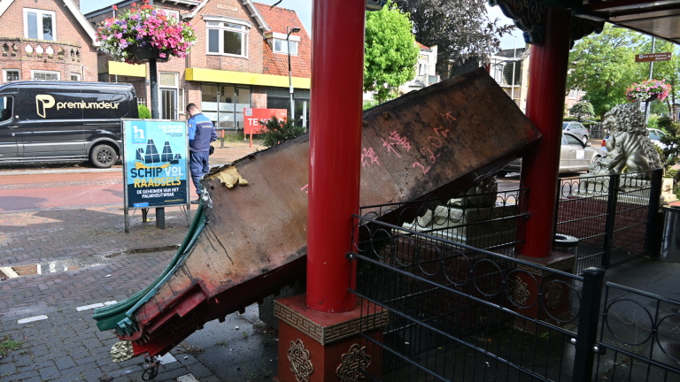 Gevel voormalig Castricums restaurant begeeft het: brokstukken op straat