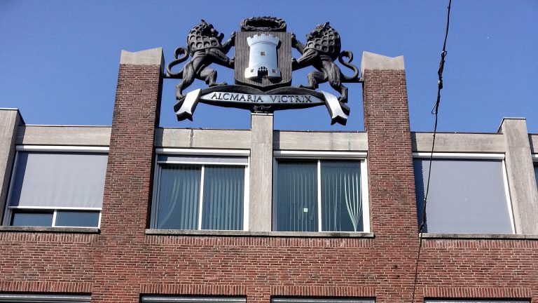 Alkmaarse raad kritisch over externe adviesbureaus: “Aanzienlijke kosten”