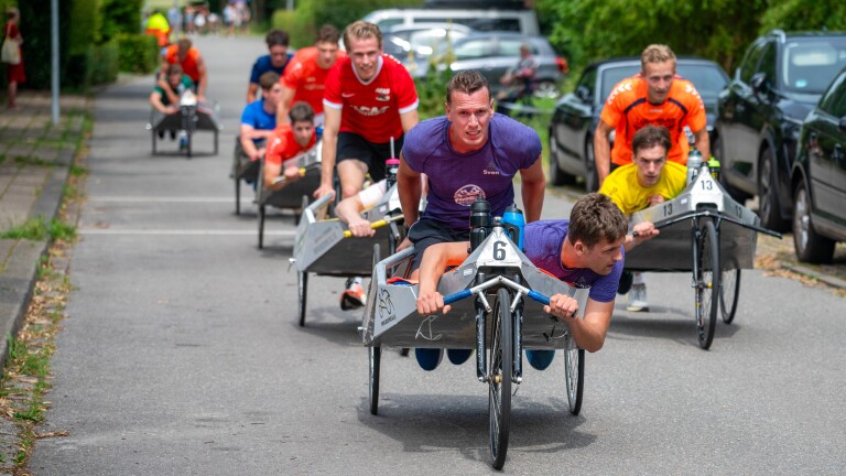 Schoorl toneel van warme, sportieve, maar vooral vrolijke beddenrace: “Trots”