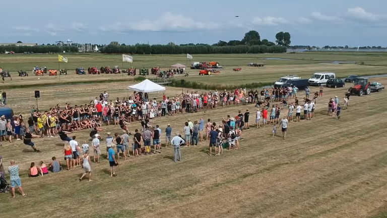 Kermis Akersloot als vanouds met tractoroptocht, bakvoetbal en touwtrekken 🗓