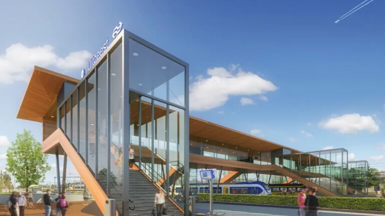 Moderne glazen stationspasserelle met trappen en houten dak, met reizigers en een trein op de achtergrond