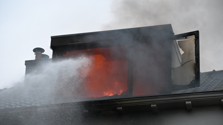 Groot alarm om woningbrand in Alkmaarse binnenstad, explosies gehoord