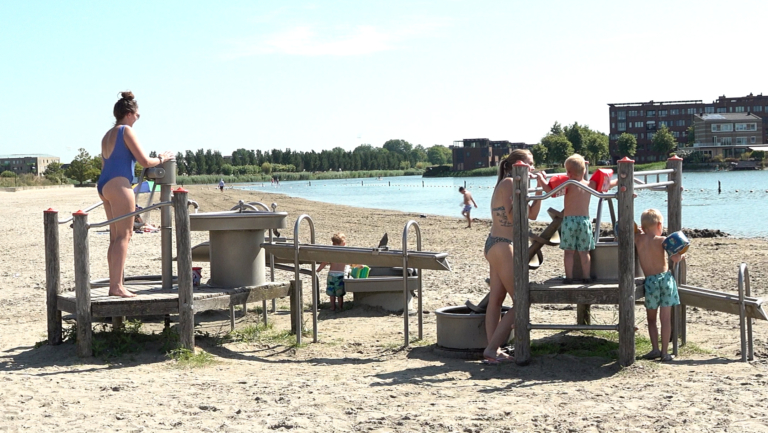 Drukte aan zee, maar niet bij Strand van Luna: “Even lekker afkoelen dichtbij huis”