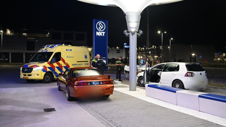 Auto klapt tegen stoeprand in Boekelermeer, bestuurder naar ziekenhuis