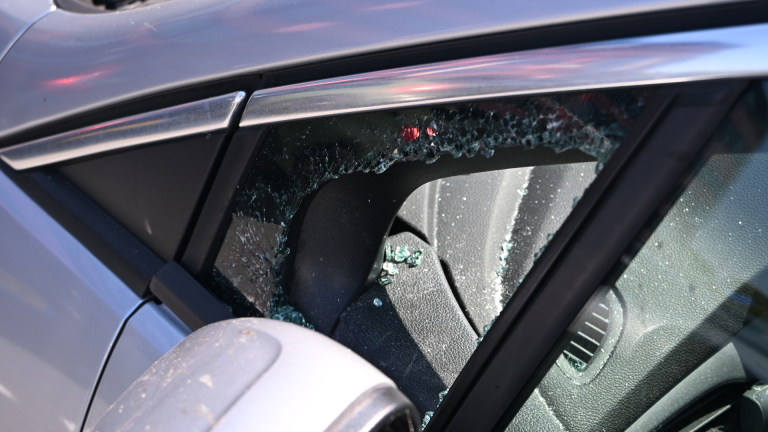 Hulpdiensten breken auto bij AZ-stadion open om kindje te bevrijden