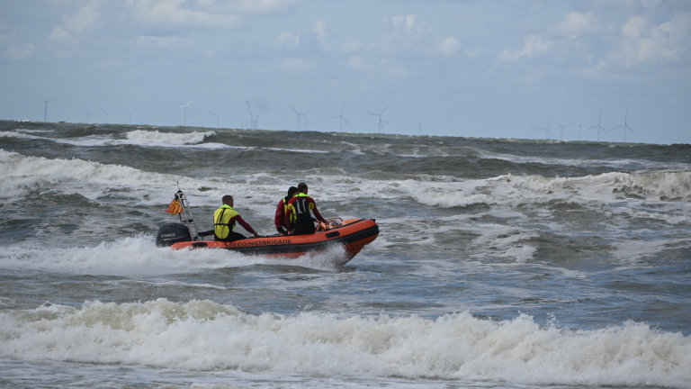 Massale zoekactie langs de kust van Egmond aan Zee, niemand gevonden