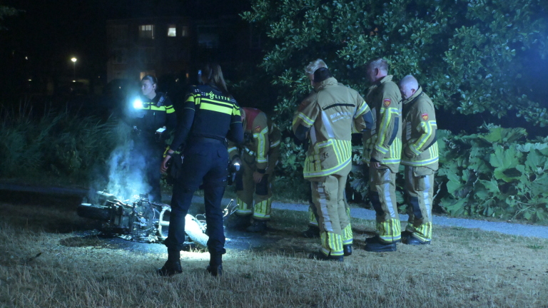 Alkmaarse straat opgeschrikt door motorbrand, oorzaak onbekend