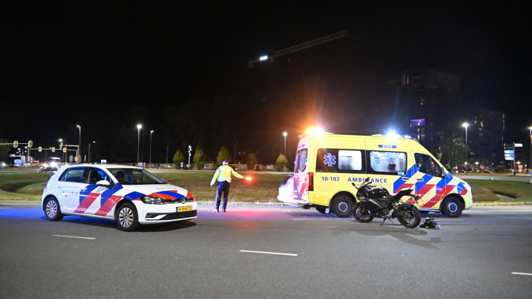 Motorrijder raakt gewond bij aanrijding op verkeersplein Kooimeer