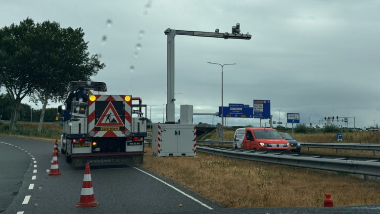 Focusflitser duikt weer op langs N242: wie telefoon in handen heeft is de pineut