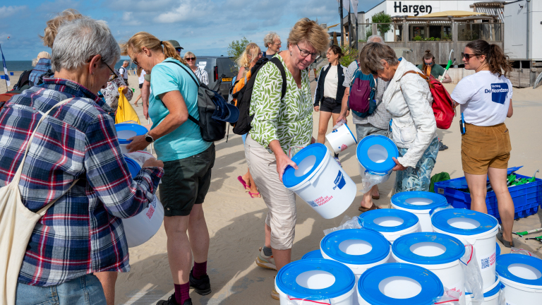 Vrijwilligers halen kilo’s afval van Hargens strand: “Vooral peuken blijken hardnekkig”