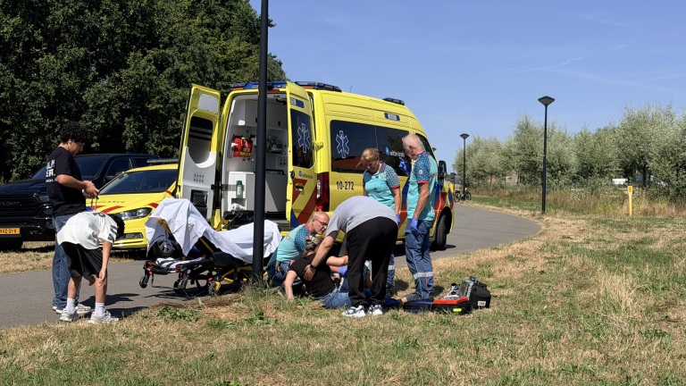 Botsing met lantaarnpaal leidt tot gewonde fietsster in Heerhugowaard