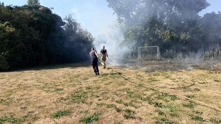 Speelveld langs Laan van Brussel in Alkmaar deels platgebrand door vuurwerk