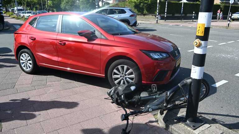 Fietsster zwaargewond door botsing tussen auto’s op Bergerweg Alkmaar