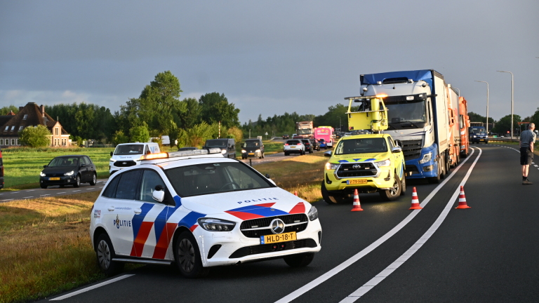 N9 afgesloten na harde botsing met drie auto’s