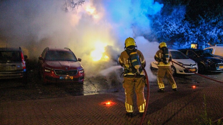 Veel schade bij nachtelijke autobrand in Heerhugowaard