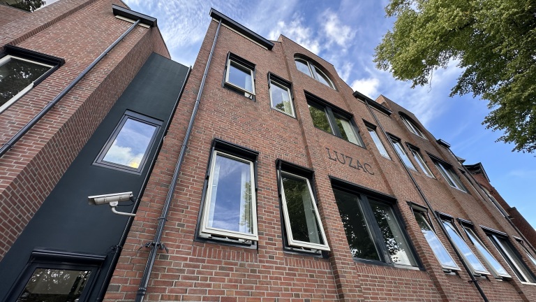 Van schoolbanken naar huurwoningen: 26 appartementen in monumentaal Luzac College
