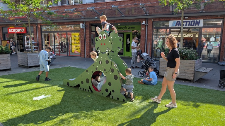 Opvolger dino-glijbaan in De Mare: jongste kinderen enthousiast, maar raadsleden nog niet blij