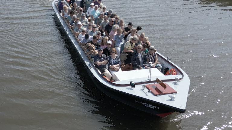 Keffen, kwispelen en een knabbel: BroekerVeiling viert Internationale Hondendag