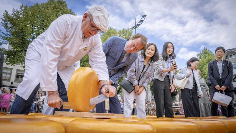 ‘Symbool van de band tussen onze landen’: Koreaanse ambassadeur ontvangen op Alkmaarse kaasmarkt