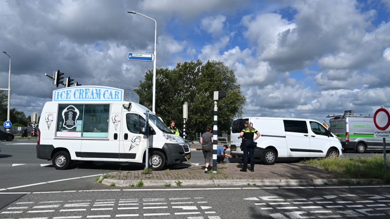 IJscoman komt koud stil te staan: ijscowagen strandt op kruising