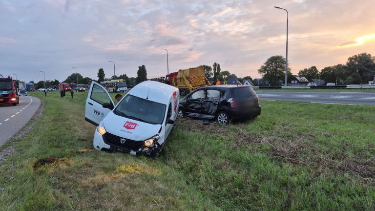 Verkeer gestremd op N9 na botsing: auto’s en vrachtwagen betrokken