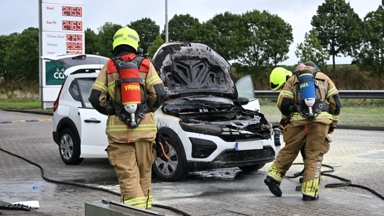 Auto vliegt onderweg in brand, bestuurder zoekt tankstation op langs N242