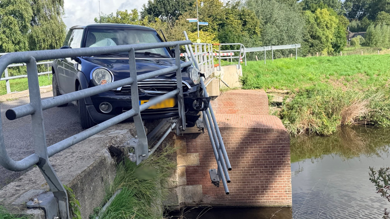 Brugleuning bewijst nut bij Langereis, inzittenden auto komen met schrik vrij