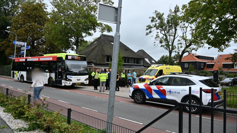 Passagiers Connexxionbus ongedeerd bij botsing met auto in Schoorl