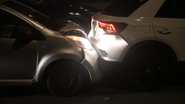 Automobilist ziet wachtende auto te laat en klapt erop op N245