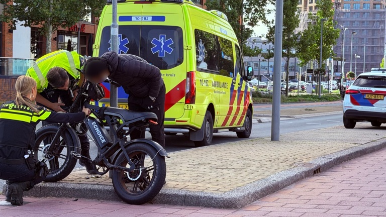 Vrouw naar ziekenhuis na fietsongeluk op Noorderkade in Alkmaar
