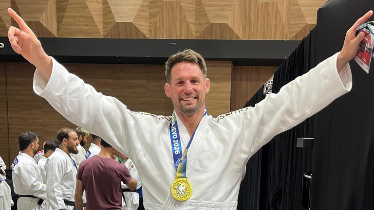 Judoka Neal van de Kamer pakt op de valreep wereldtitel veteranen: “Meer dan verdiend”