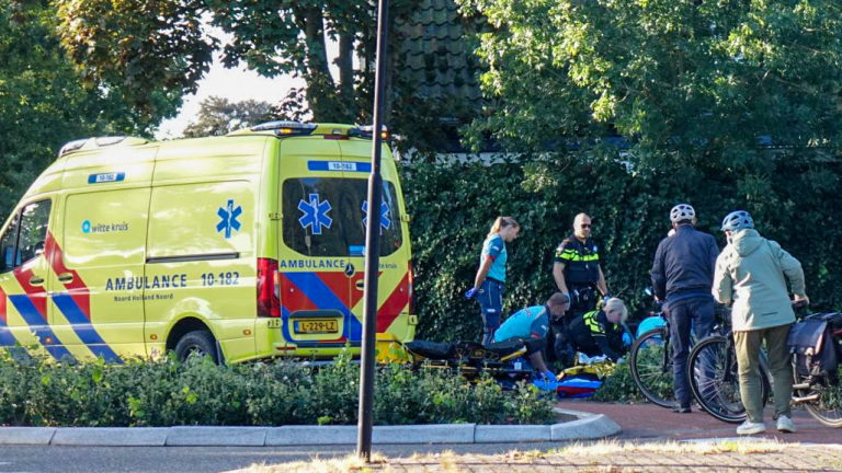 Fietser met spoed naar ziekenhuis na botsing op rotonde in Bergen