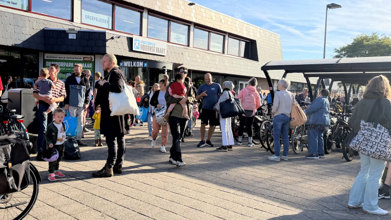 In je zwembroek op straat gezet: zwembad De Hoornse Vaart ontruimd na brandmelding