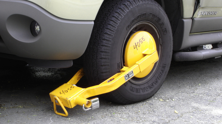 Fout geparkeerde auto’s aan de wielklem; Alkmaar onderzoekt opties